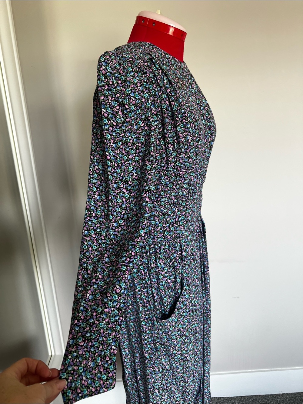 Vintage-Inspired Floral Midi Dress in Black and Multicolor - Picture 4 of 12